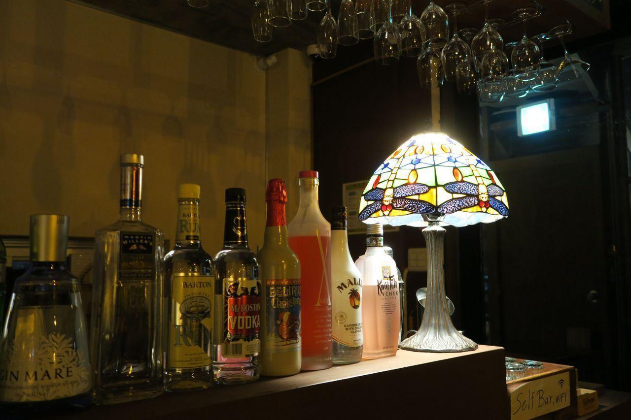 ソウリズムカフェ内の暖かな照明が照らす落ち着いた雰囲気のある傢俱と内装